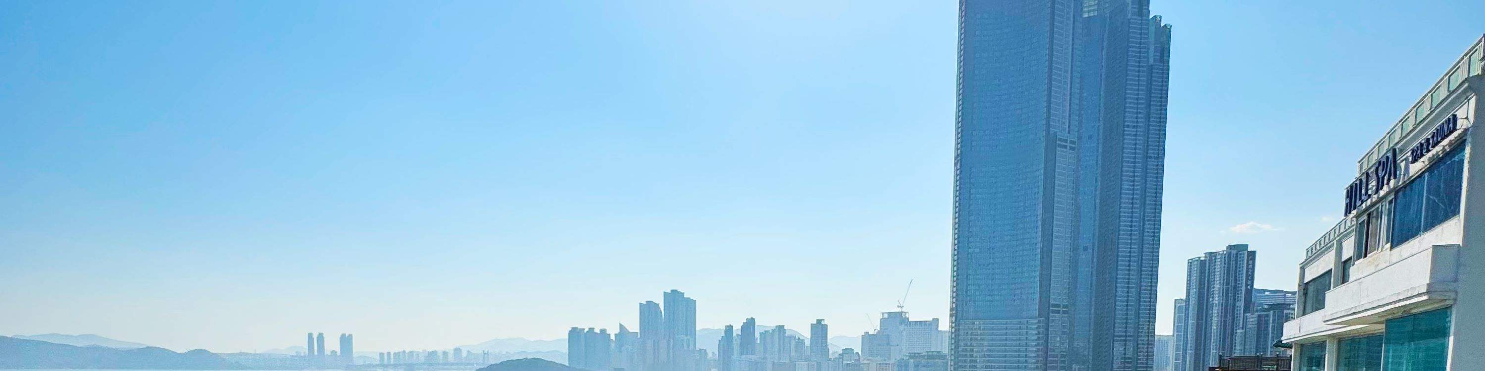 Cafe On The Hillのオープンルーフトップから、海雲台（ヘウンデ）の美しいオーシャンビューをお楽しみください。